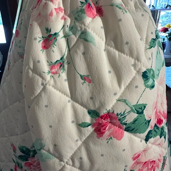 Past Season Selkie The House Coat in Roses and White Quilted Fabric. Fabulous! - Picture 8 of 9